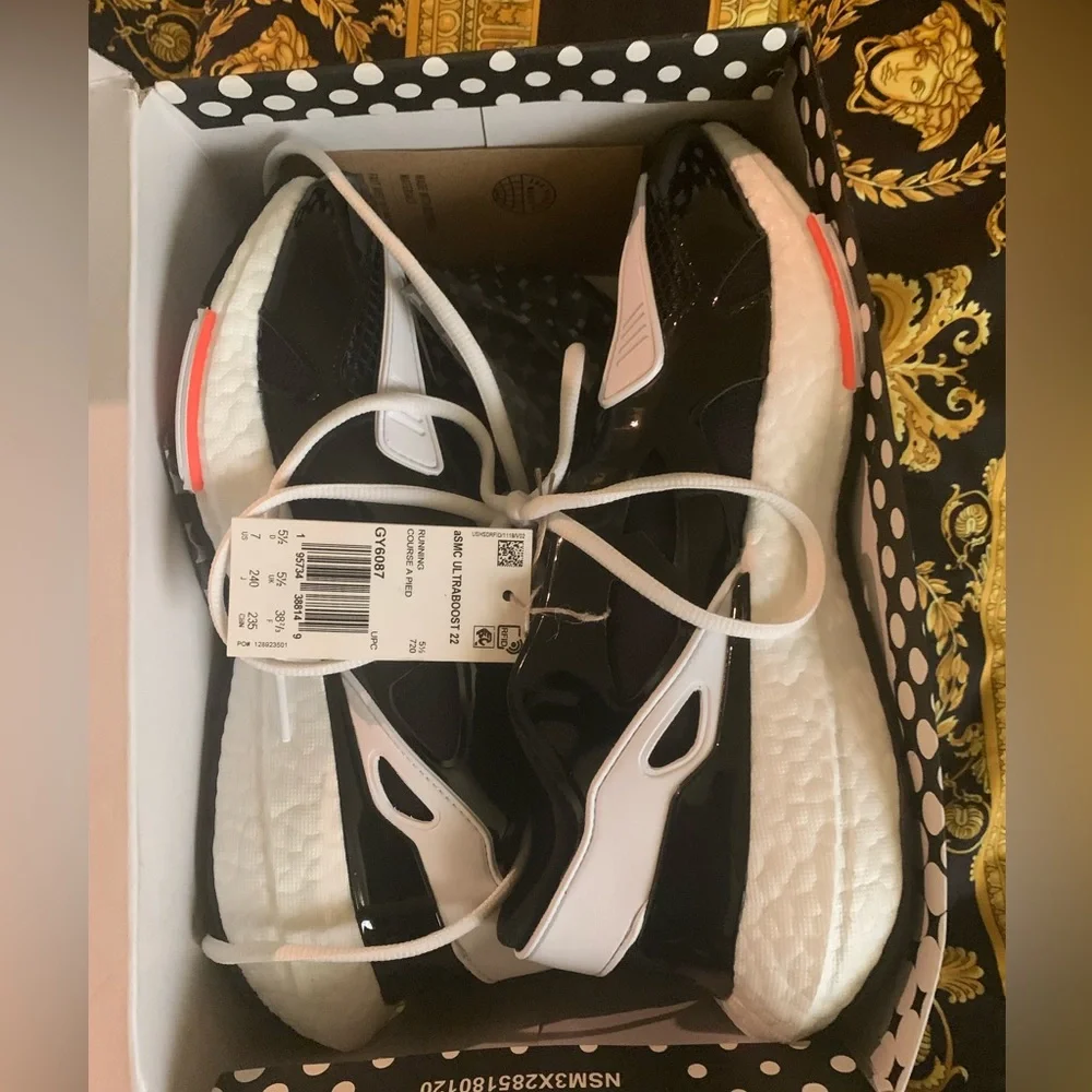 ADIDAS BY STELLA MCCARTNEY ULTRABOOST 22 SHOES (SIZE 7 W—BRAND NEW NEVER WORN) - Picture 1 of 4